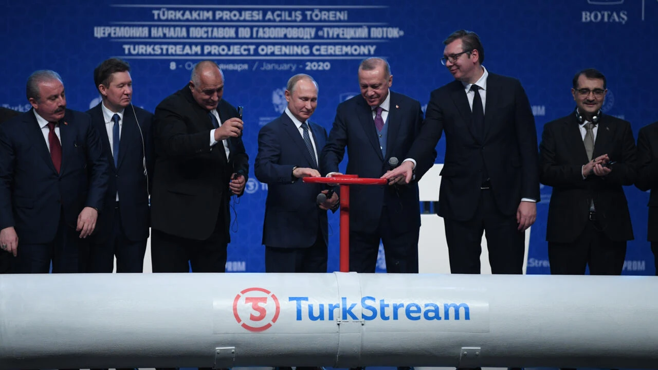 Presidents of Russia and Türkiye and the pipe with the TurkStream writes on it