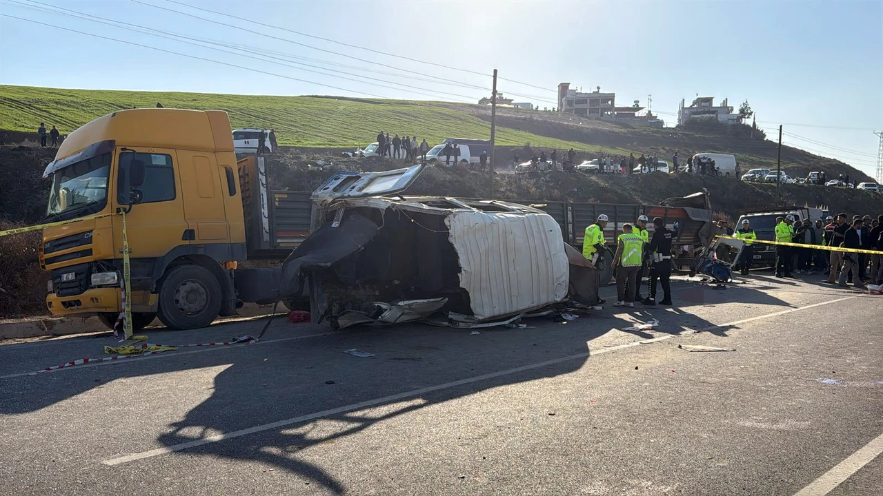 Photo shows the crash scene of shuttle and truck.