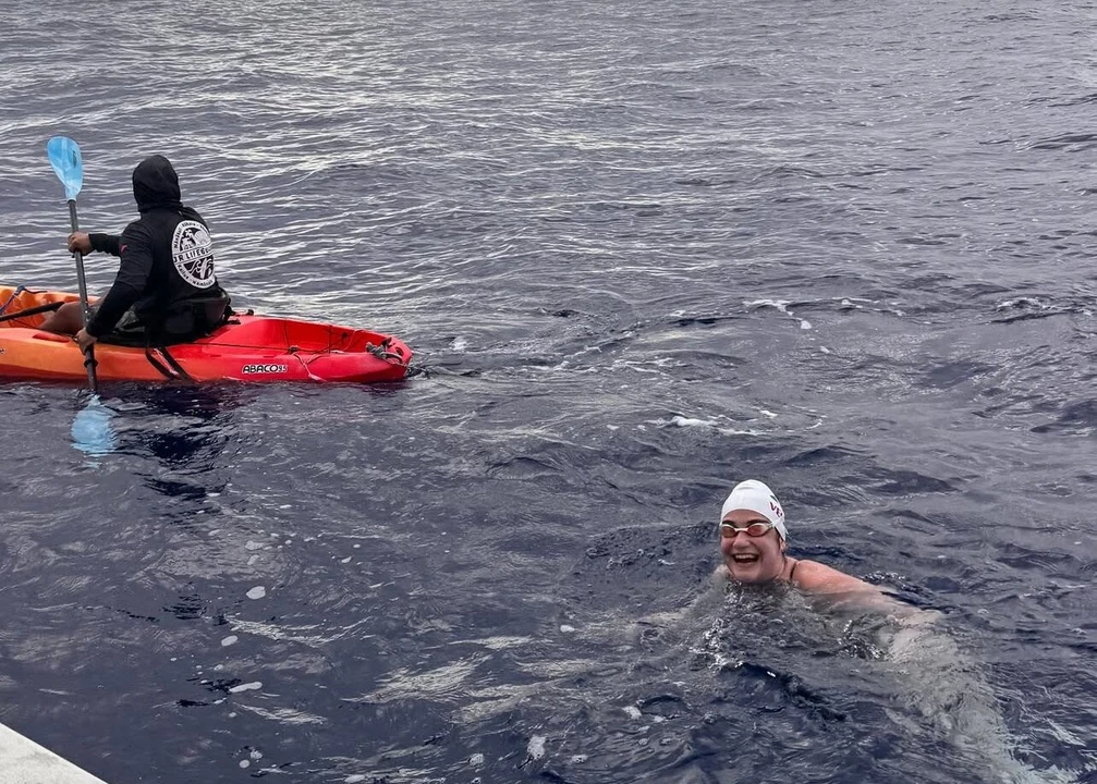 Aysu Turkoglu becomes youngest Turkish swimmer to cross Kaiwi Channel – Türkiye Today