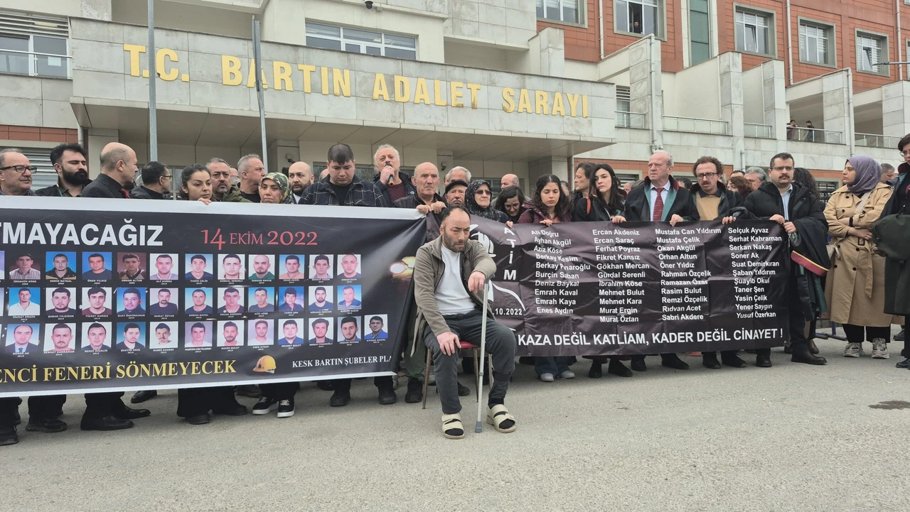 Court proceedings for the tragic mine explosion in Amasra, Türkiye, with victims' families and lawyers present.