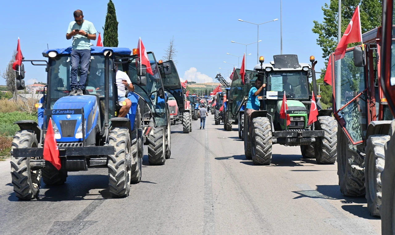 Turkish tomato farmers block roads in protest over skyrocketing costs