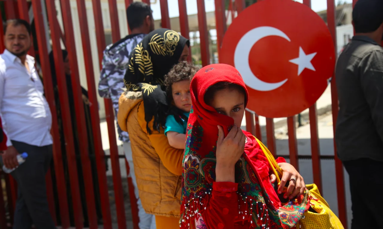 How does Türkiye plan to relocate refugees back to Syria?