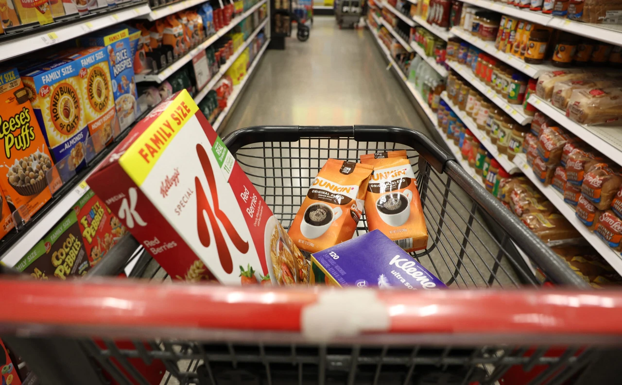US consumer confidence plummets in fifth straight monthly decline 2 US consumer confidence plummets in fifth straight monthly decline