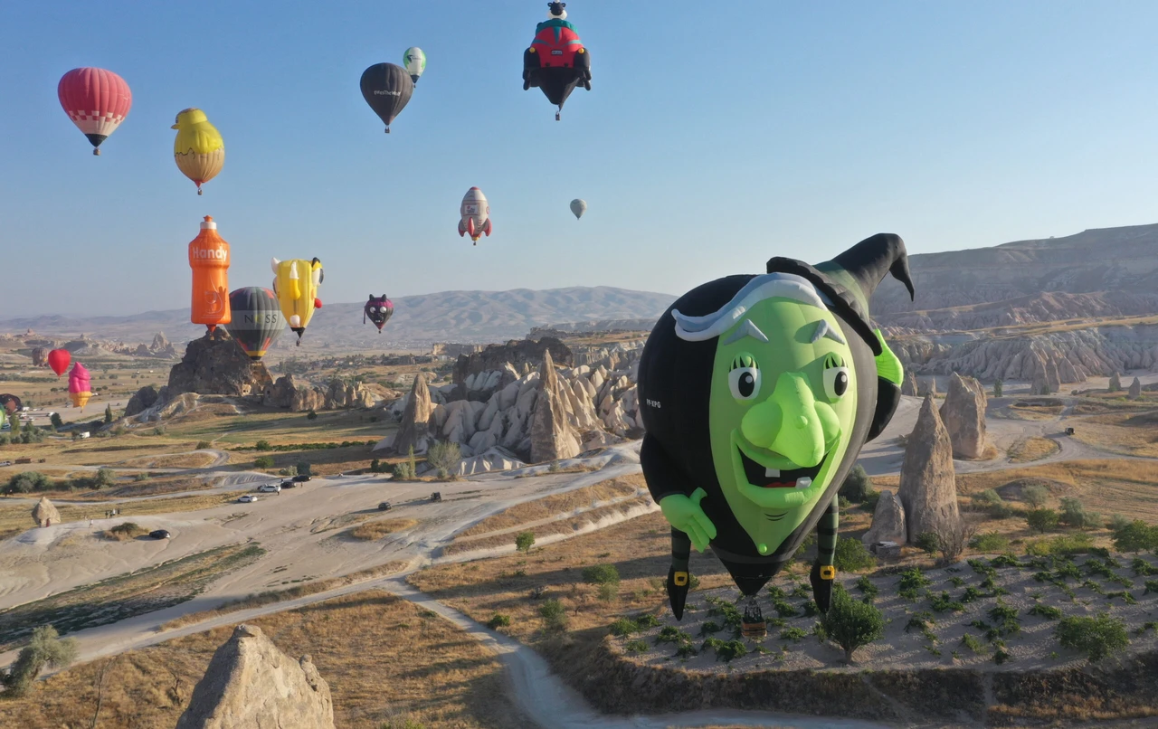 18 countries' shaped hot air balloons soar over Cappadocia, Turkiye