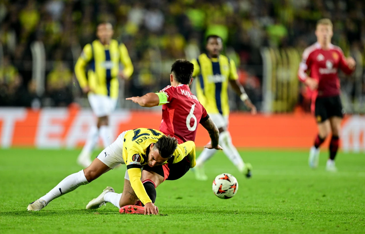 Fenerbahce draws 11 with Manchester United in Europa League clash