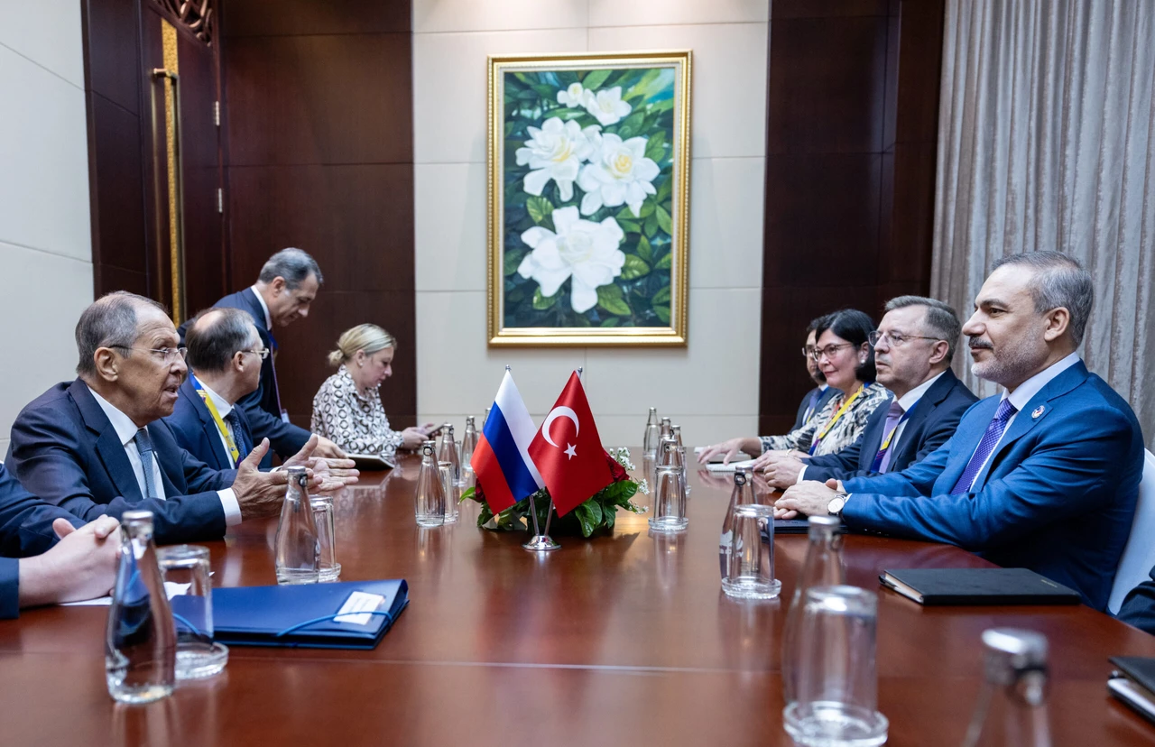 Turkish, Russian FMs discuss bilateral ties, energy co-op at ASEAN Summit
