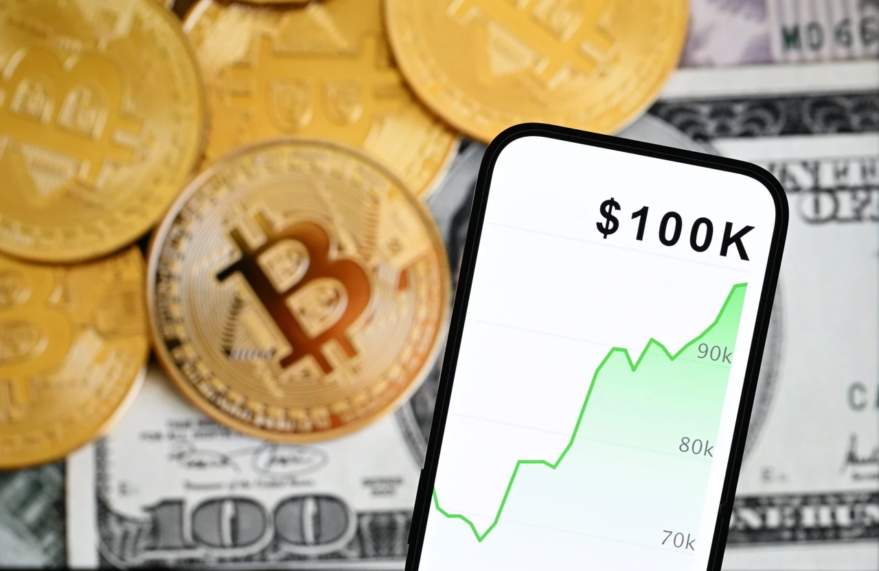 Bitcoin rebounds to its peak—Could it replace US dollar?