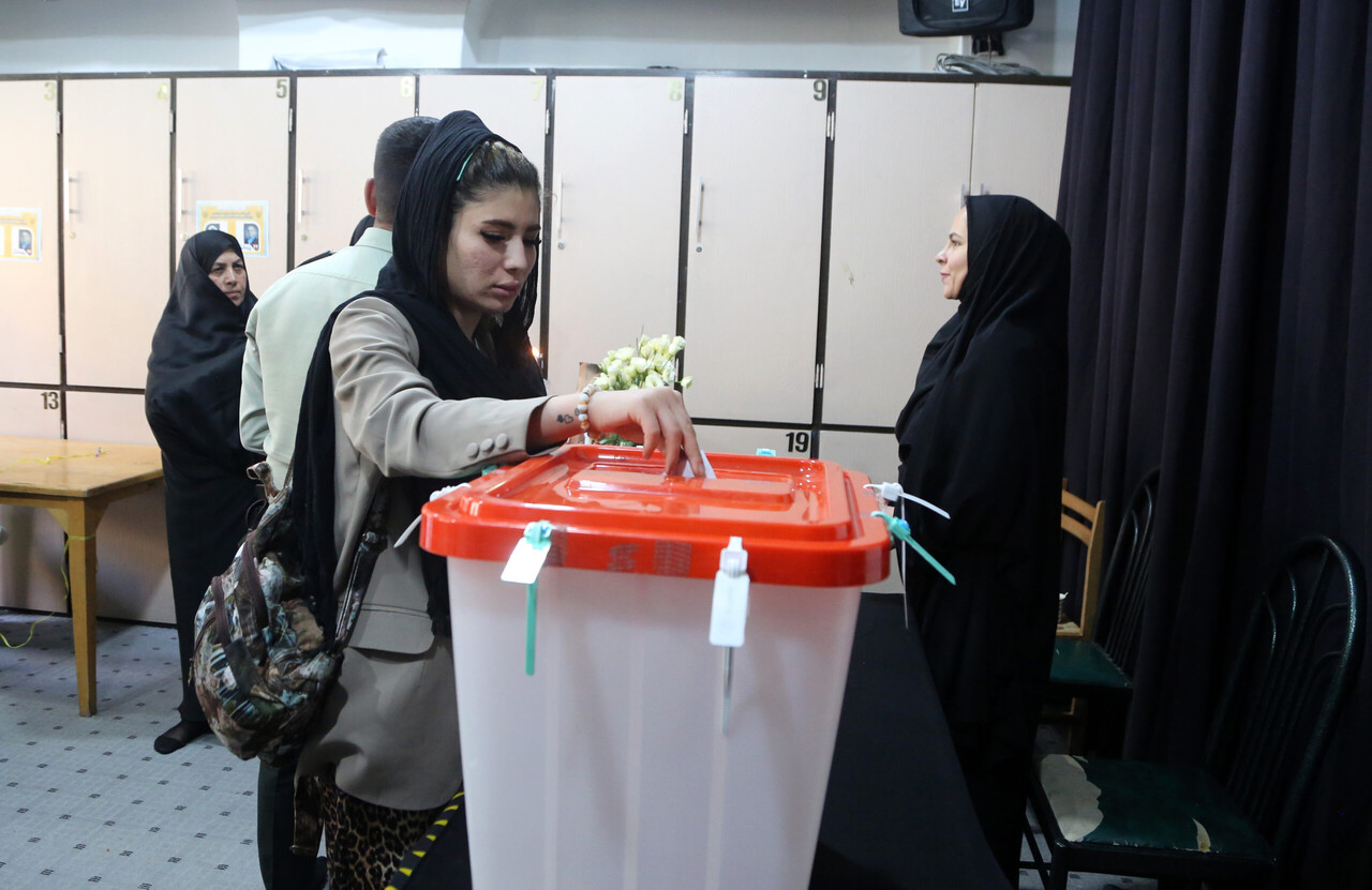 Iranians head to polls in election runoff to elect new president