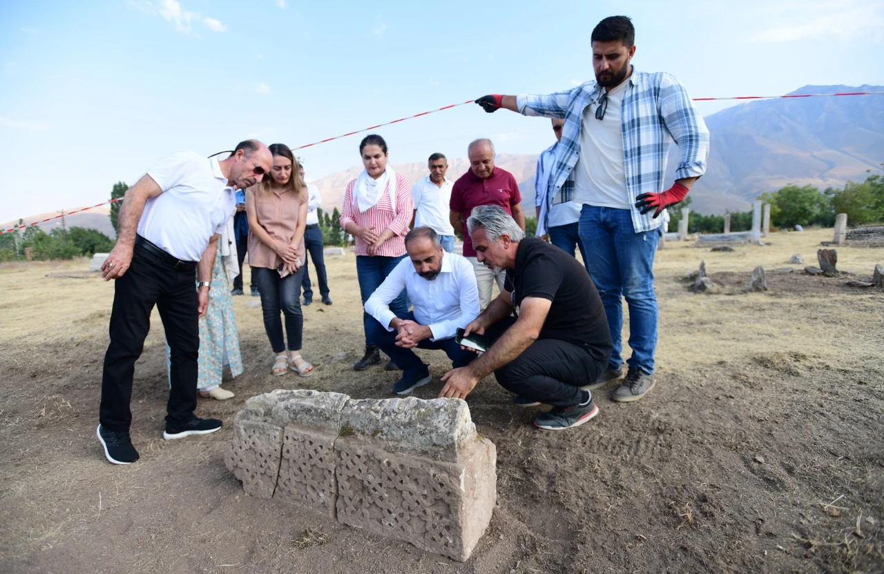 Archeologists unearth 6 sarcophagi, gravestone in Türkiye's Seljuk Cemetery