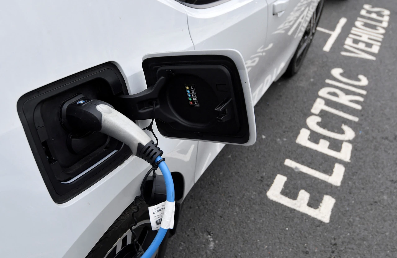 Falling battery prices set to narrow gap between EVs, gasoline cars