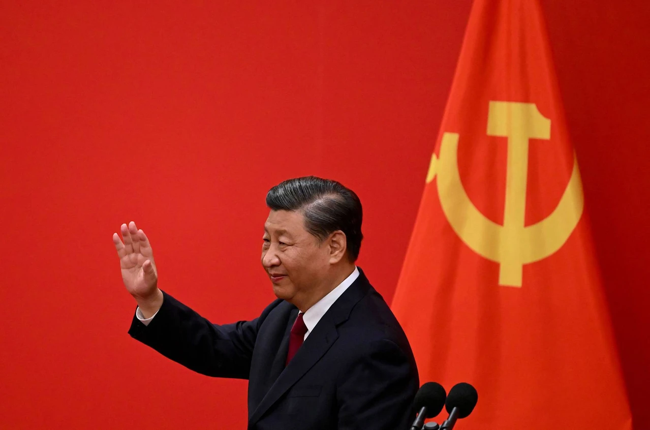 Photo shows China's President Xi Jinping waving