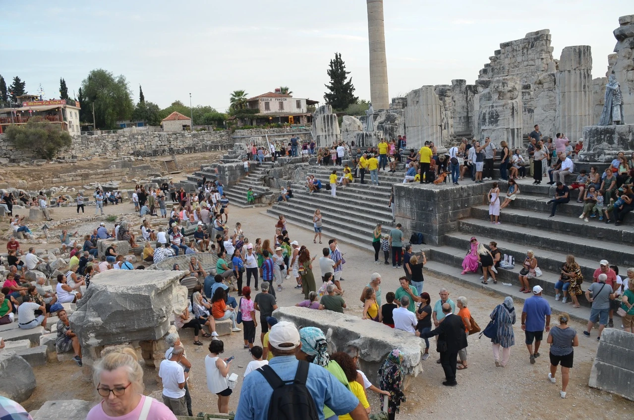 Record-breaking olive oil tasting held at Türkiye's historic Apollon Temple