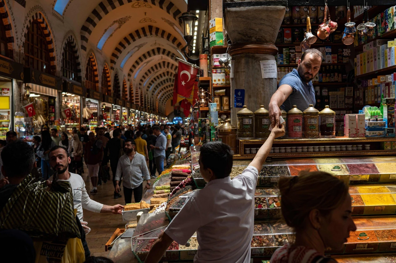 Global inflation to drop to 5.4%, Türkiye's recovery hopes rise: Bloomberg Economics