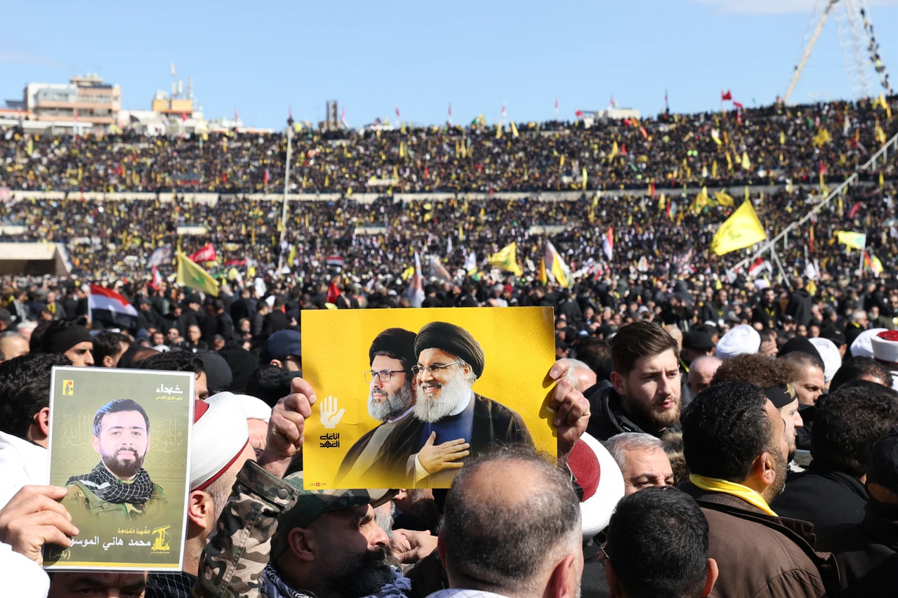 Photo shows crowd in Hezbollah leader hassan nasrallah's funeral carrying his portraits