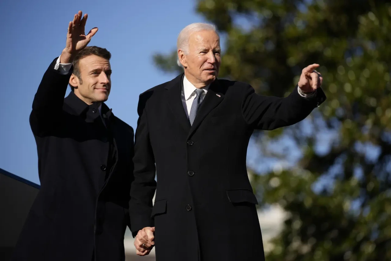 Photo shows US President Biden (R) and French President Macron (L)