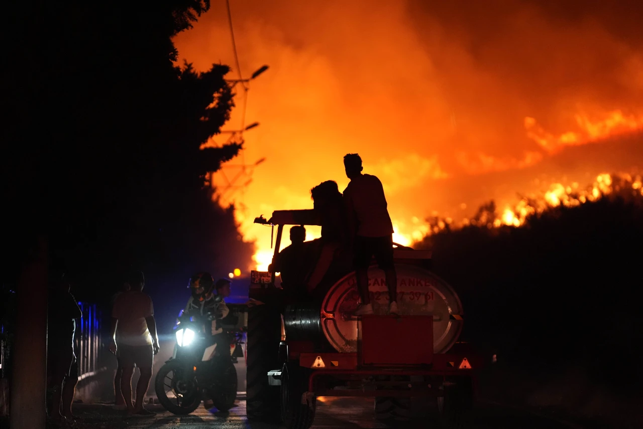 Survival guide to Izmir's escalating wildfire as firefighting efforts ...