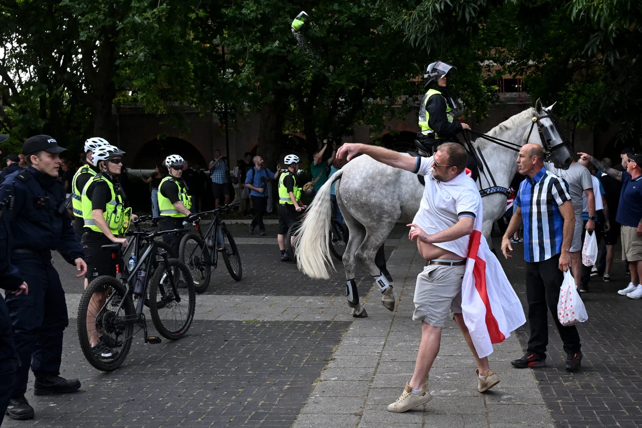 Unrest sweeps across UK as far-right protesters clash with police