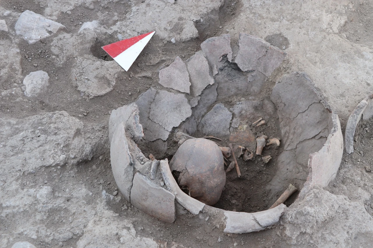 6,000-year-old shaped skull, 820-bead necklace discovered at Türkiye's Yassihoyuk