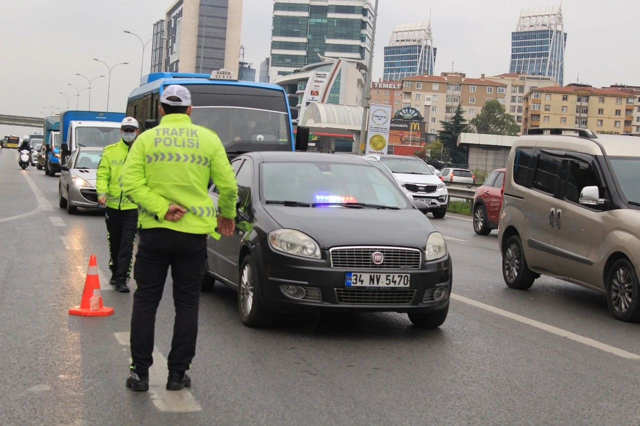 Surge in cars with police lights in Türkiye: Growing threat to road safety