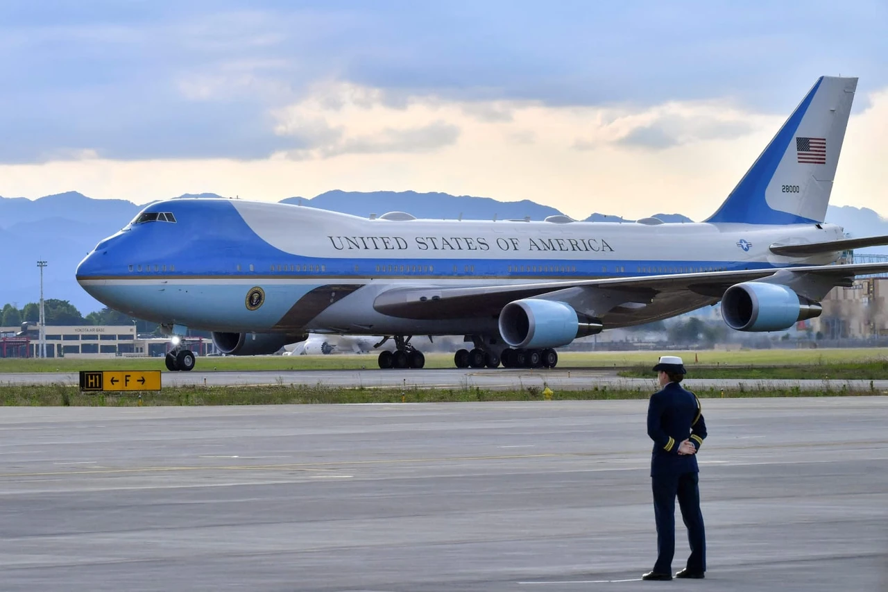 Photo shows air force one landing on tokyo