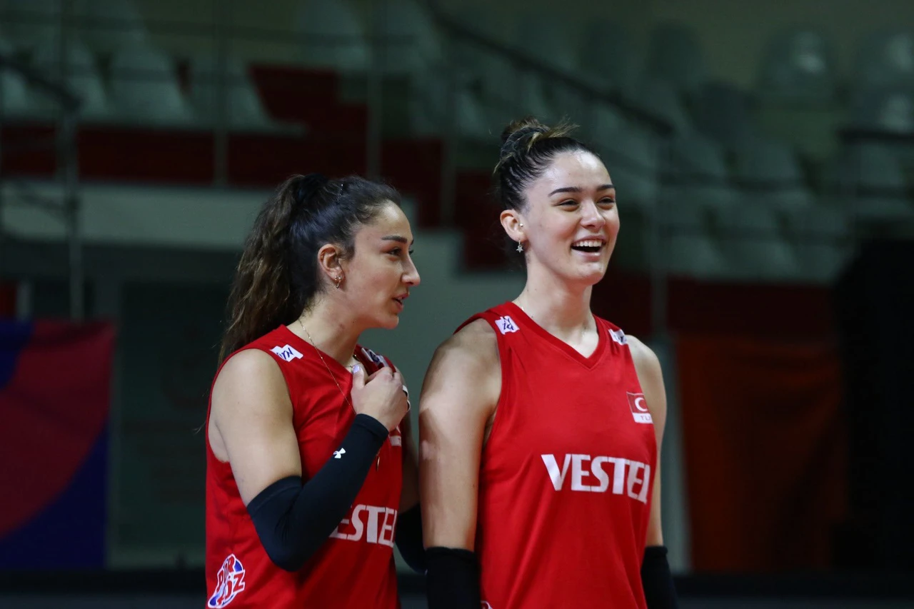 Zehra Gunes (R) and Hande Baladin (L). (AA Photo)