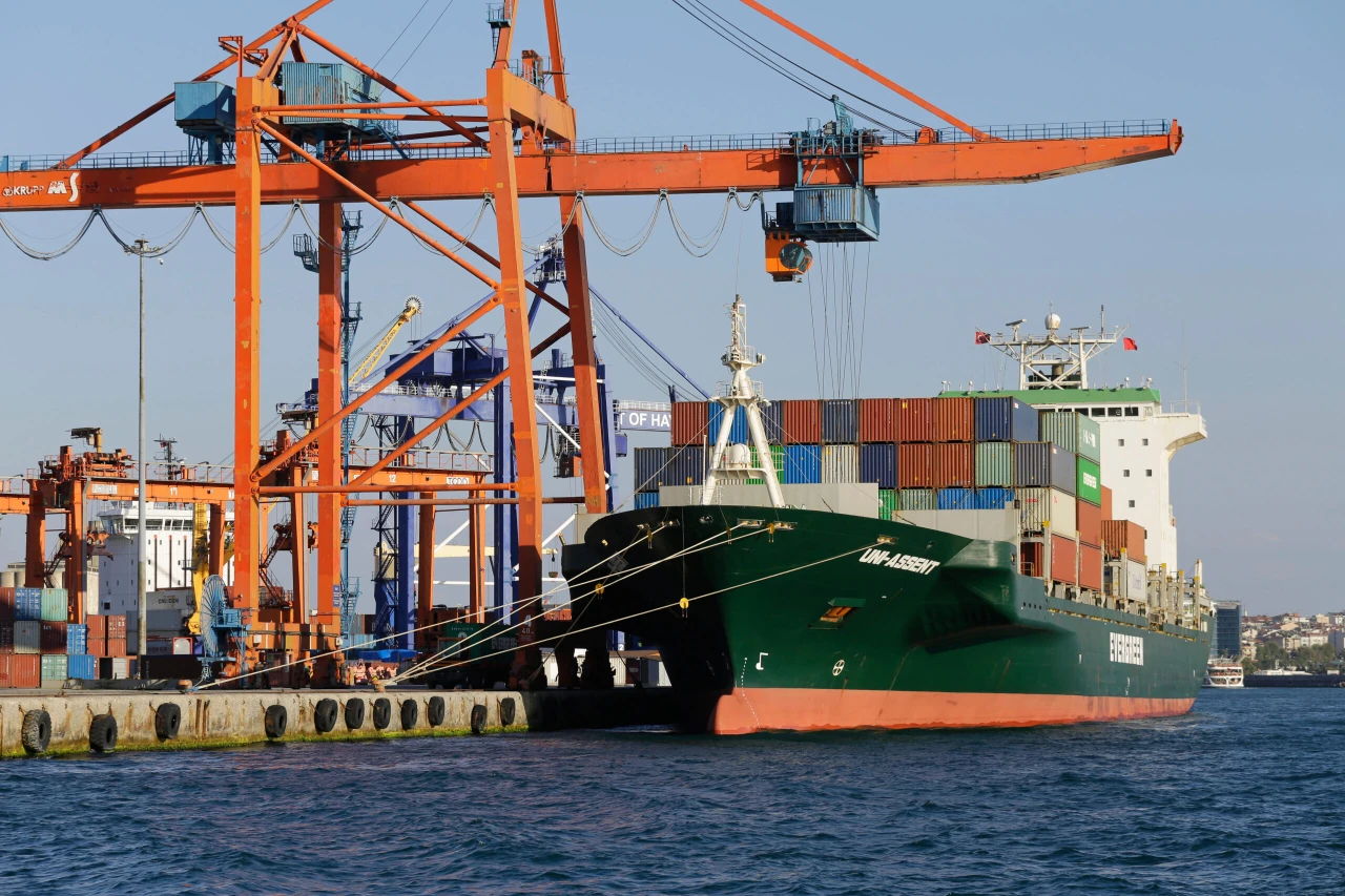 'We won’t let Türkiye become a warehouse,’ trade minister rejects low-tariff misuse 2 Evergreen ship moored in Istanbul port