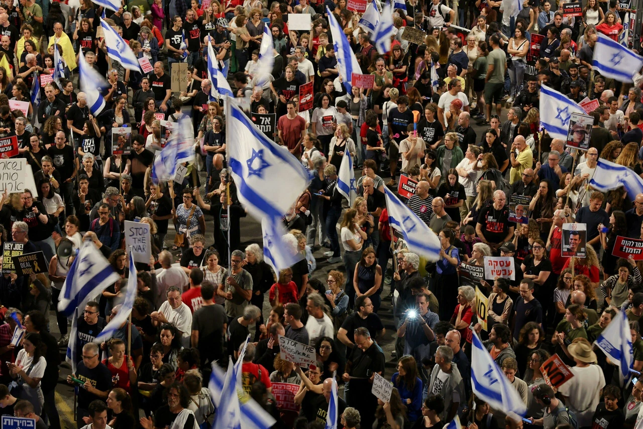 120,000 rally in Tel Aviv for early elections