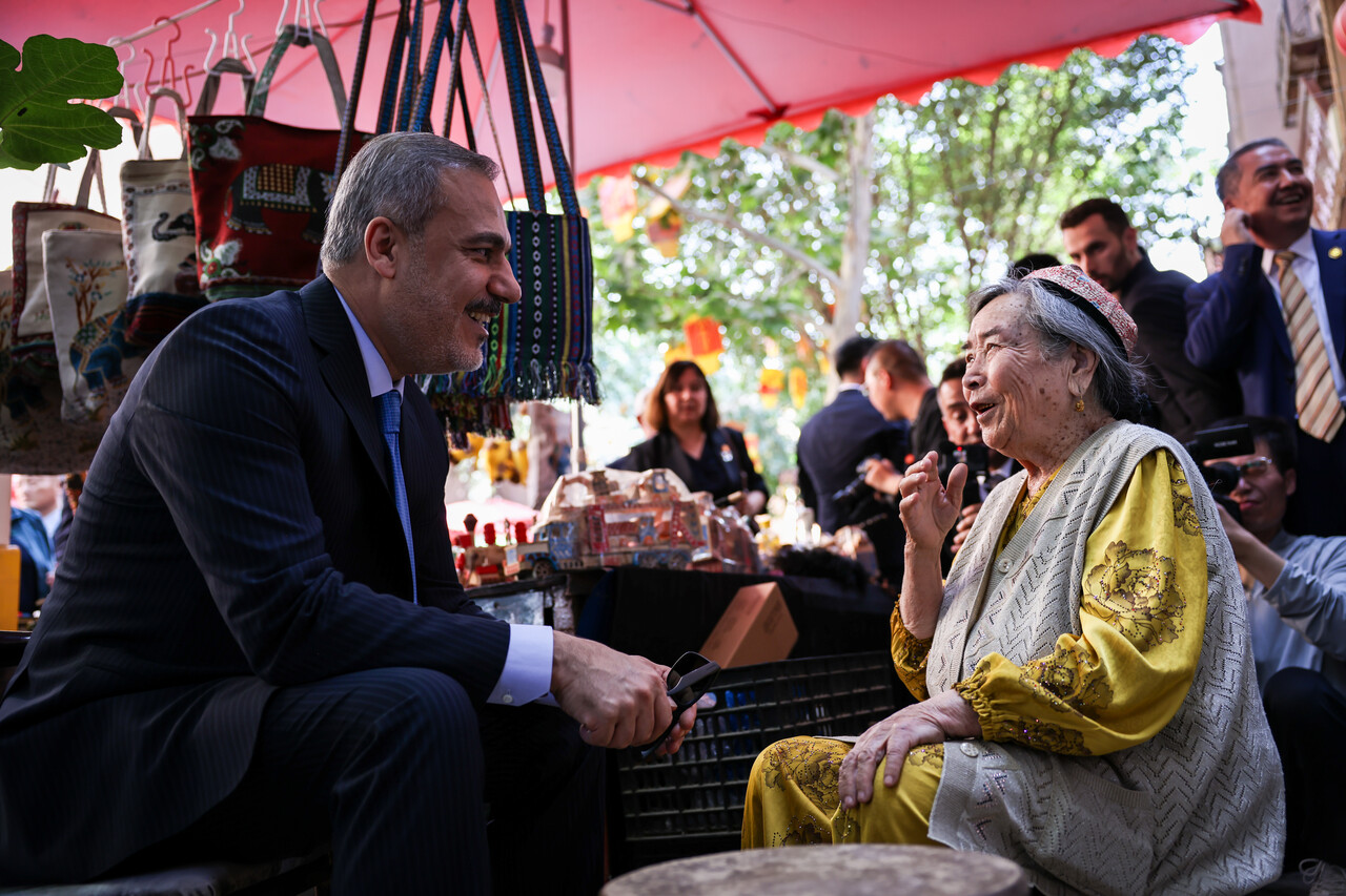 How did the world see FM Fidan's visits to Xinjiang and Kashgar?