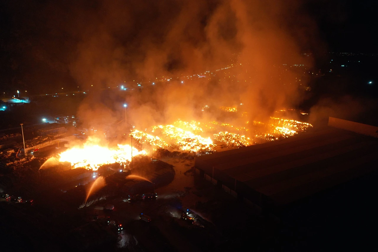 A scene from post-apocalyptic movie: Massive fire at paper factory in Türkiye
