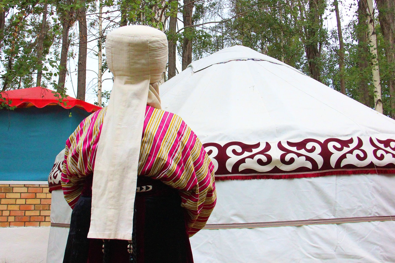 Kyrgyz women continue tradition of 'Elecek' headpieces, 'Sac Uctuk' ornaments