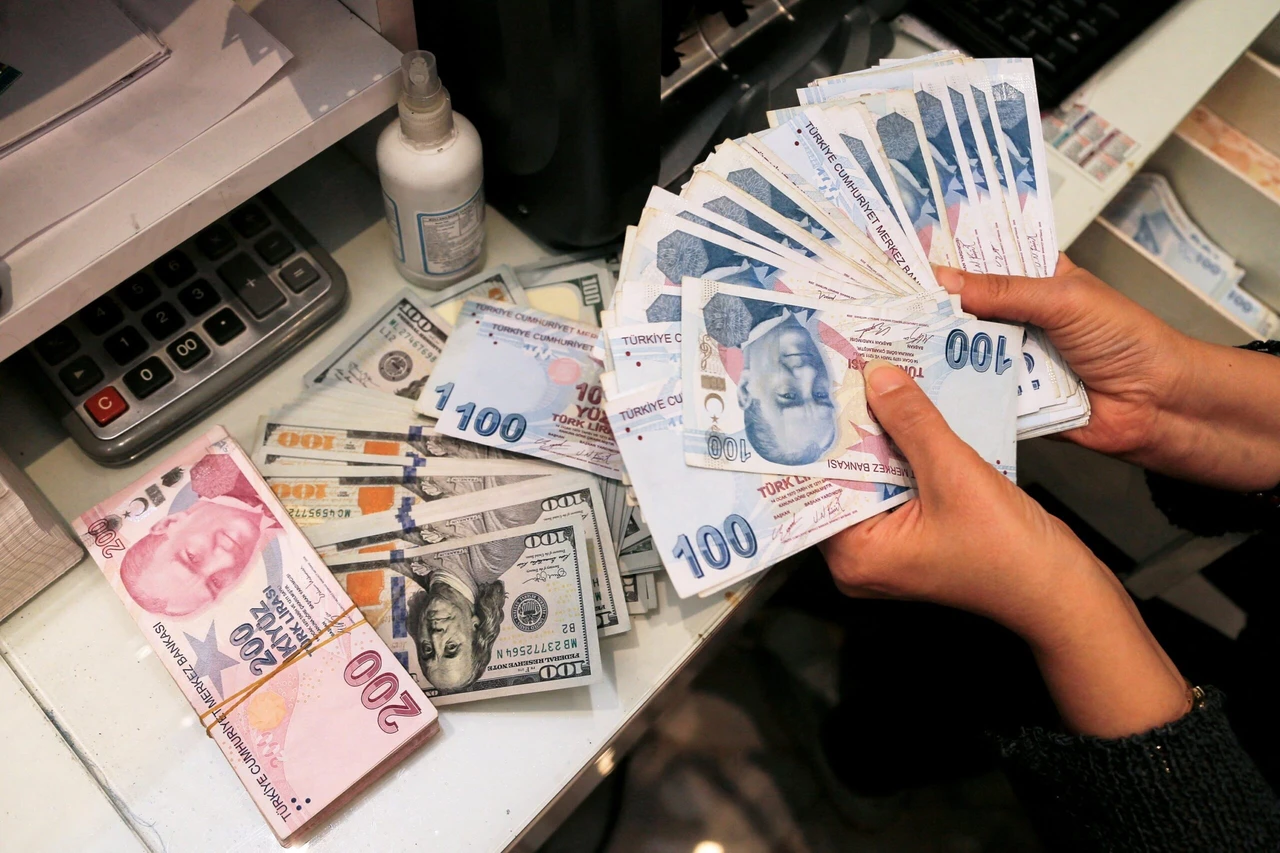 Turkish lira peaks at TL 34 against dollar as markets brace for Powell’s speech