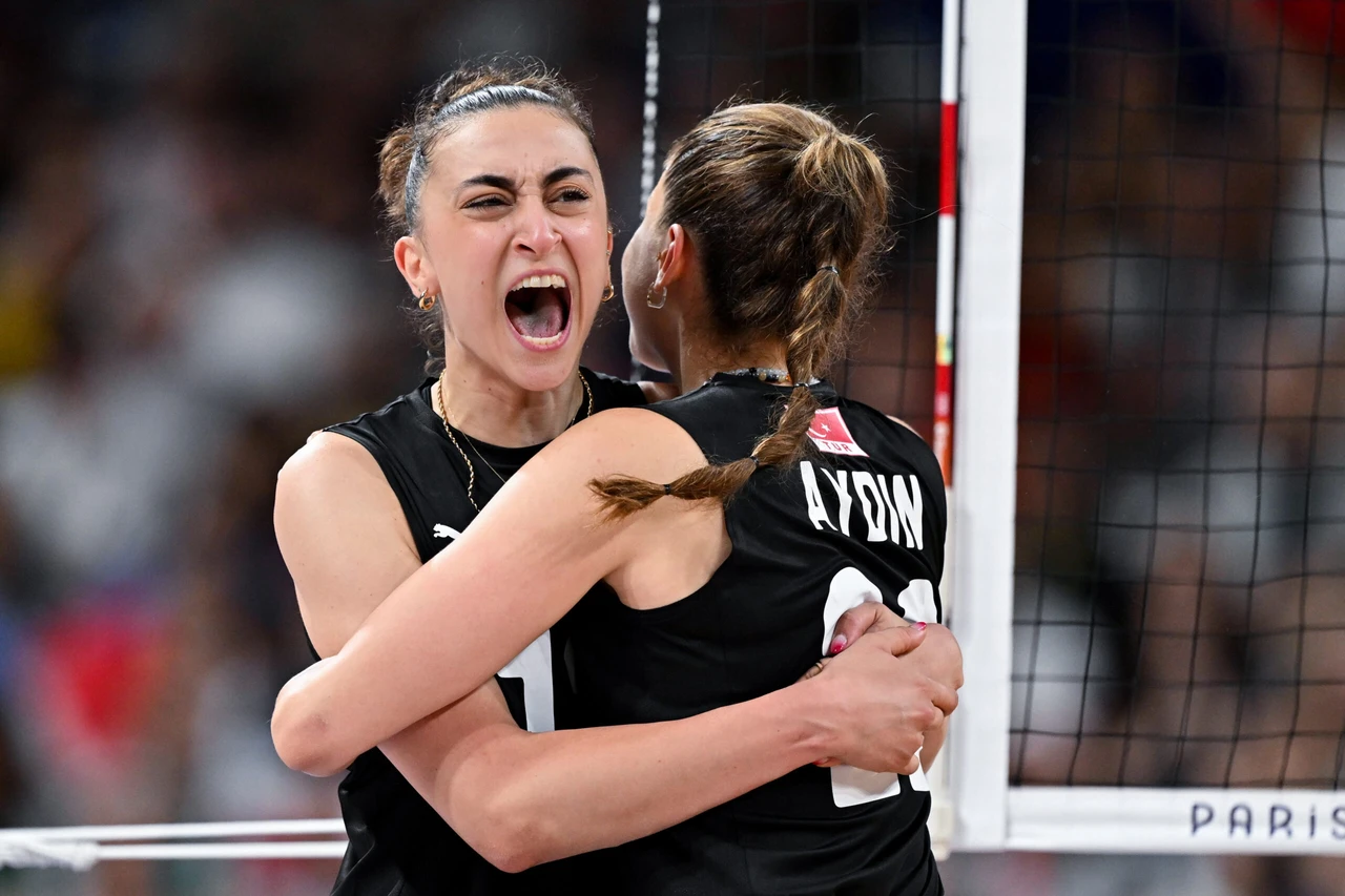 Who is Turkish women's volleyball team's powerful setter Elif Sahin