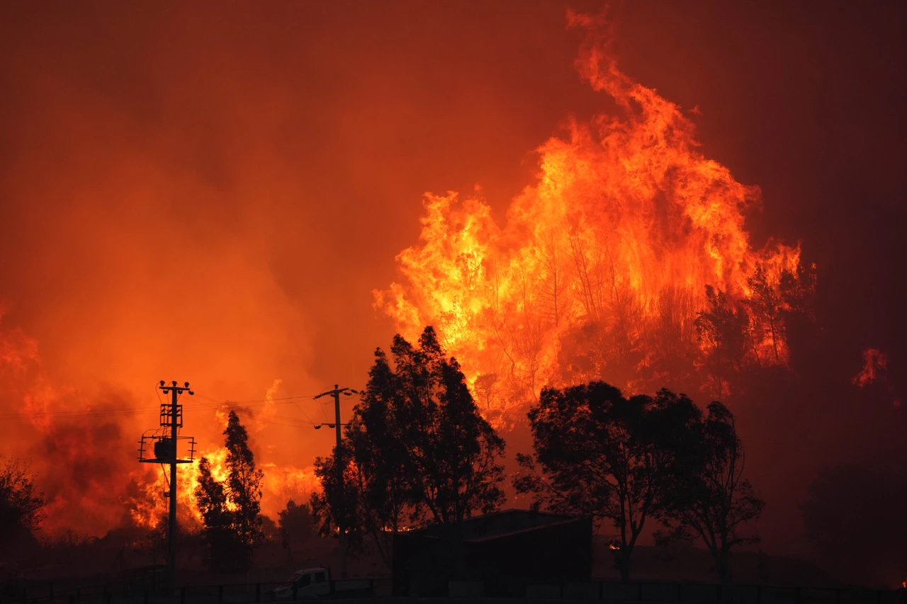 Türkiye battles widespread fires: 72 blazes nationwide, major evacuations in Izmir