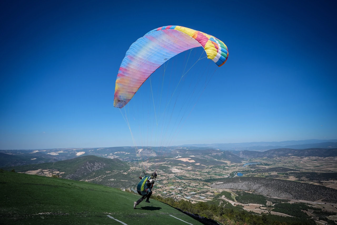 Paragliding event in Türkiye's Bilecik attracts over 100 athletes