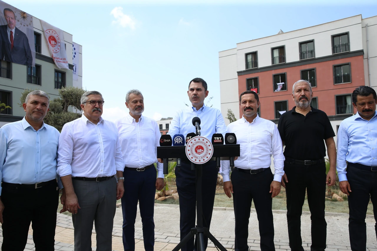 Environment Minister Kurum assesses devastating wildfires in Türkiye