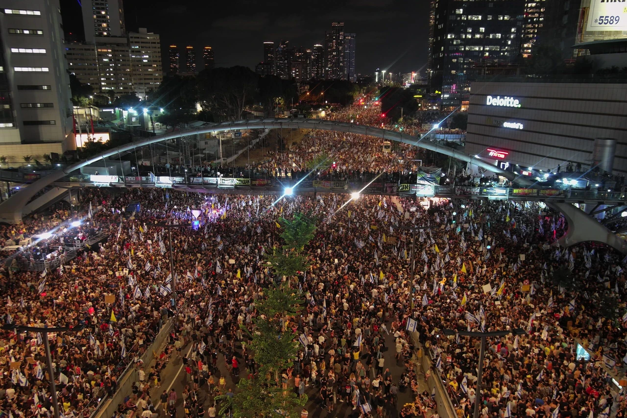 Tens of thousands protest in Israel, demand prisoner exchange amid hostage crisis