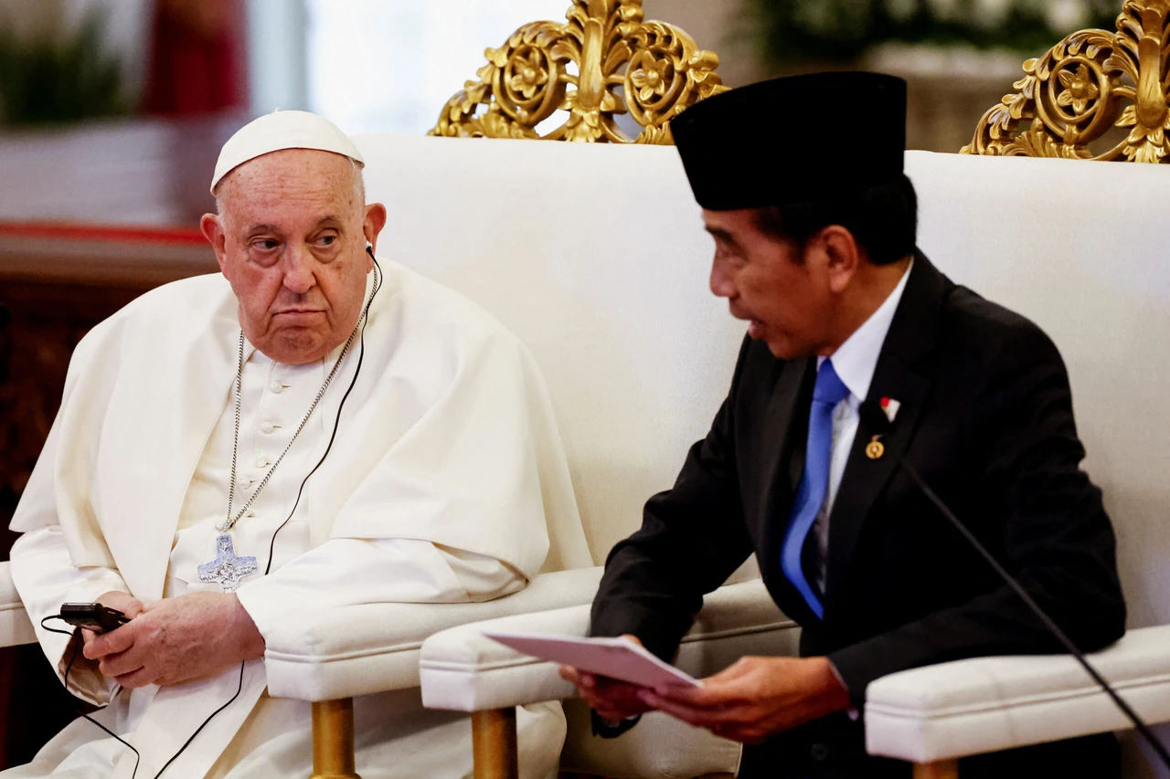 Pope Francis calls on Indonesia to combat extremism