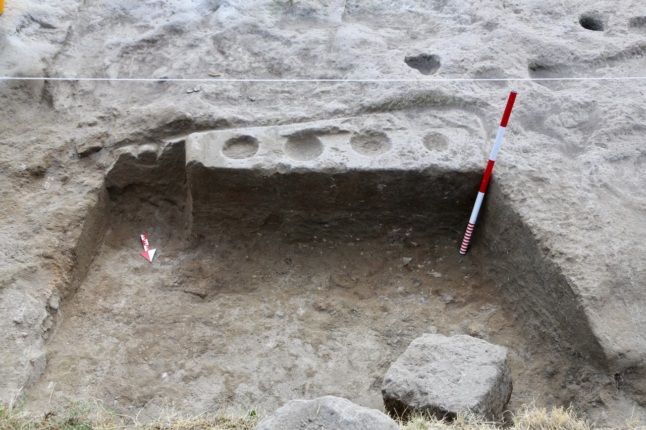 Ancient Phrygian ovens, hearths unearthed in Türkiye's Midas Kale