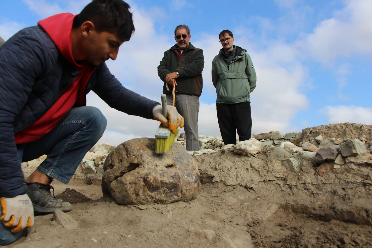 Sacred room, stone discovered at Oluz Hoyuk: First in Anatolian archaeology