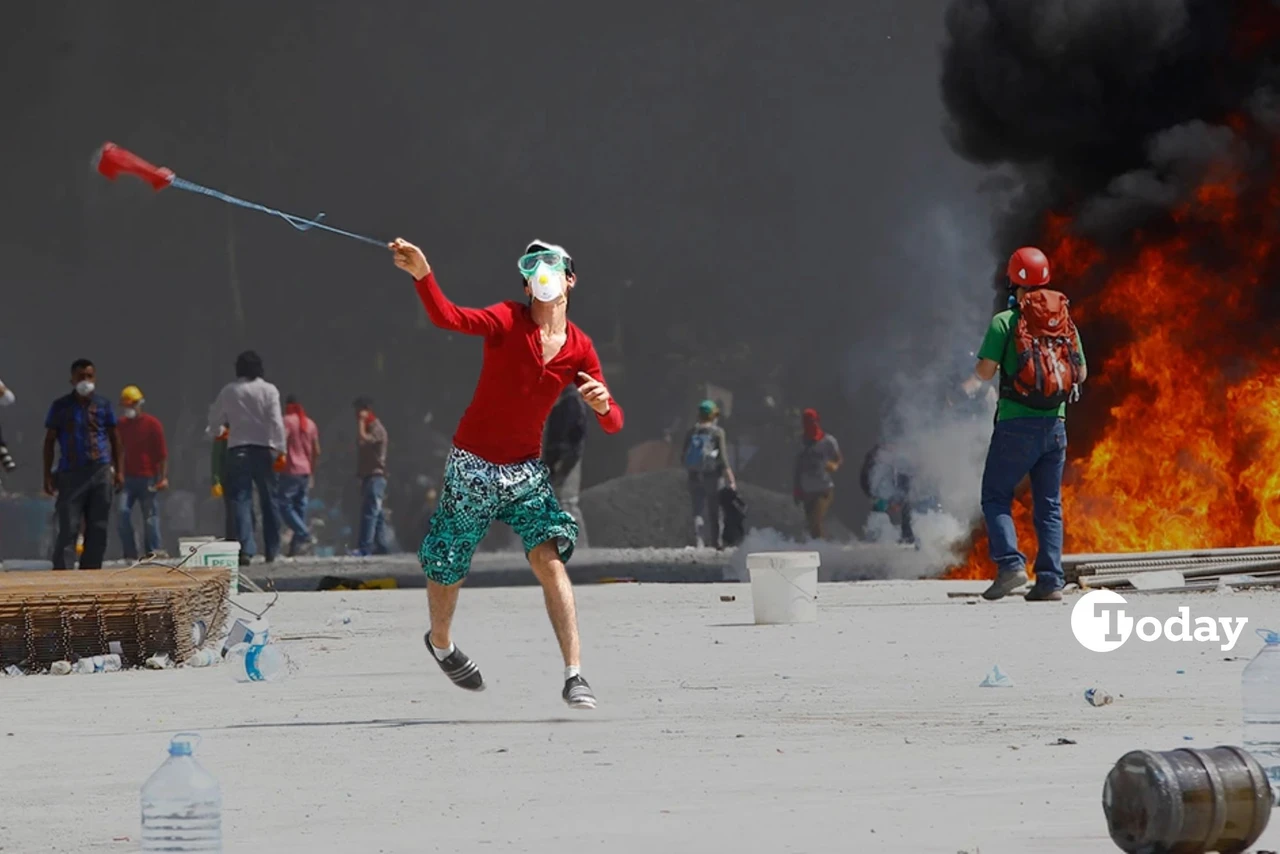 A scene from the protests that started in Gezi Park in Taksim, Istanbul, Türkiye. June 2013. (AA Photo)