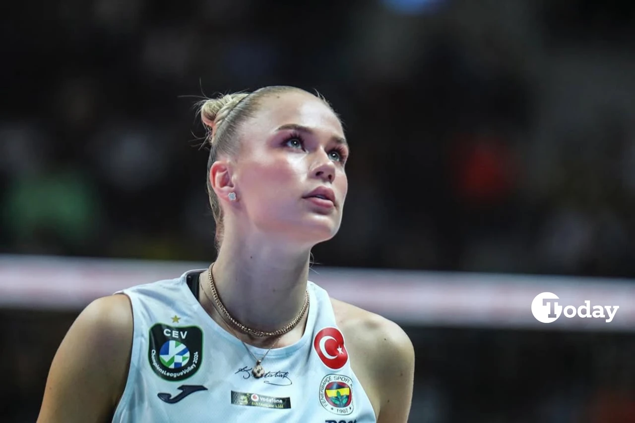 A focused Arina Fedorovtseva looks upward during a CEV Champions League game for Fenerbahce