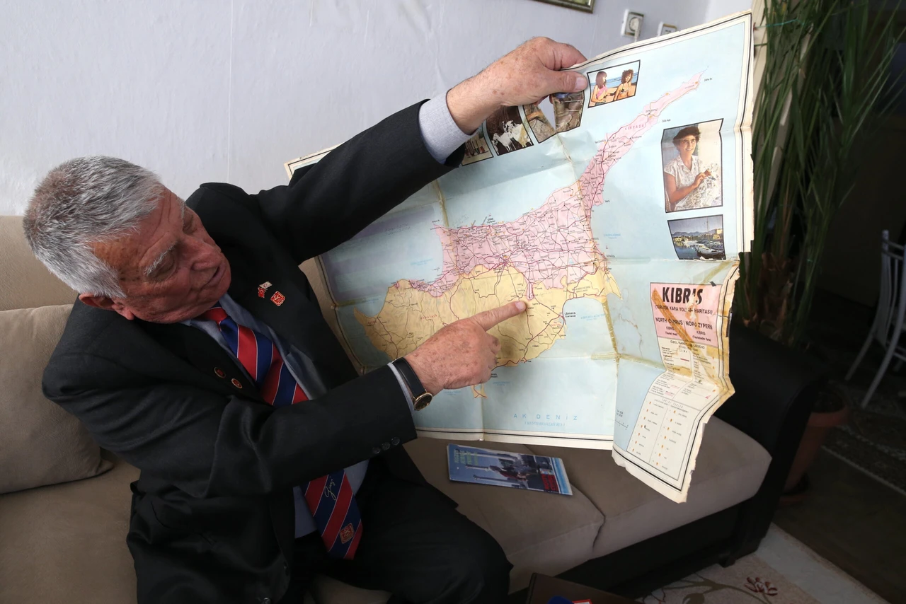 Ferhat Demirkaya, a Cyprus veteran from Konya, explaining the Cyprus invasion on a map.