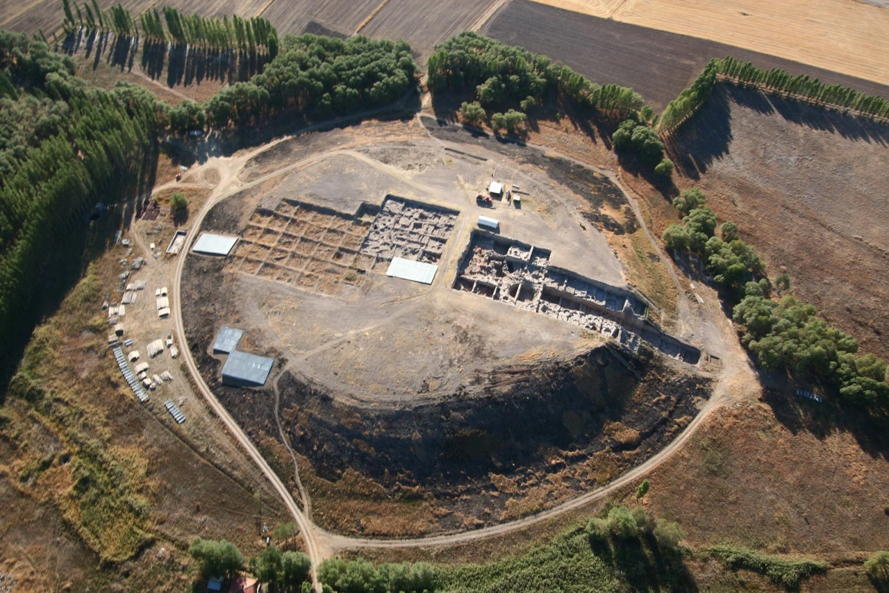 A high-angle aerial photograph showcasing excavation sites and trenches at Kaman Kalehöyük, an important archaeological site in Türkiye.