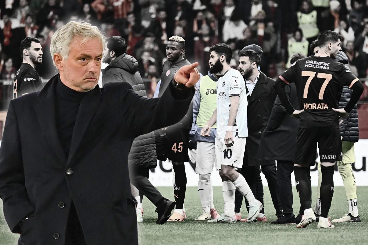 Jose mourinho pointing to the players of Galatasaray and adana demirspor