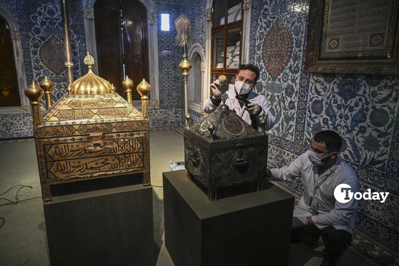 Sacred Relics Chamber in the Enderun Courtyard of Topkapi Palace being prepared for Ramadan, Istanbul, Turkey