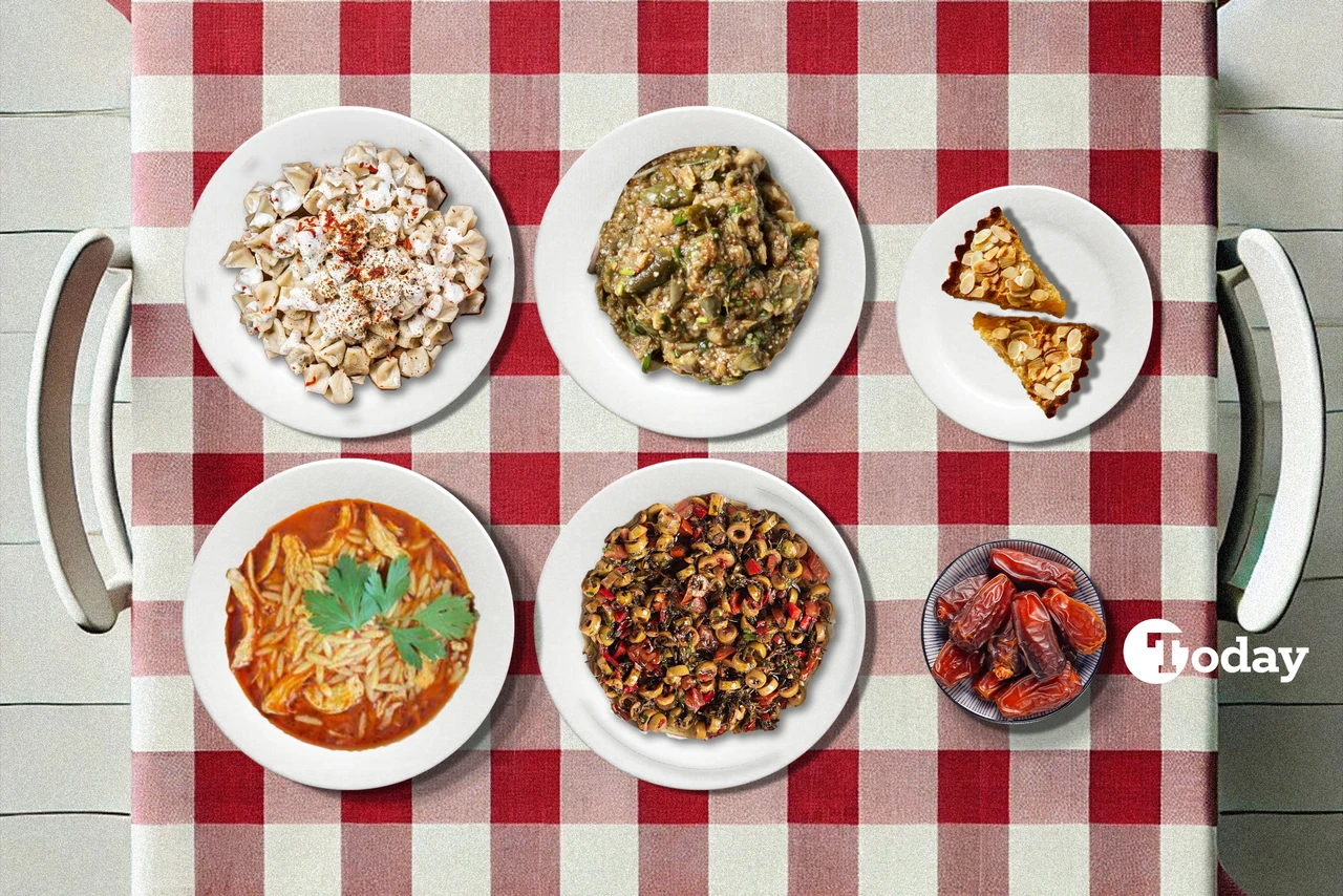 top-down view of a Turkish iftar meal on a red-and-white checkered tablecloth, with dishes including manti dumplings, grilled eggplant salad, marinated olives, chicken soup, almond honey cake, and dates.