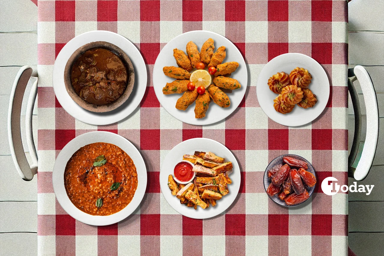 A traditional Turkish iftar meal for Ramadan 2025 served on a checkered tablecloth, including testi kebabi (slow-cooked lamb in a clay pot), mercimek koftesi (red lentil patties), sumak-seasoned oven-baked potato wedges, domatesli bulgur corbasi (tomato bulgur soup), and syrup-soaked pastries, alongside a small plate of dates.