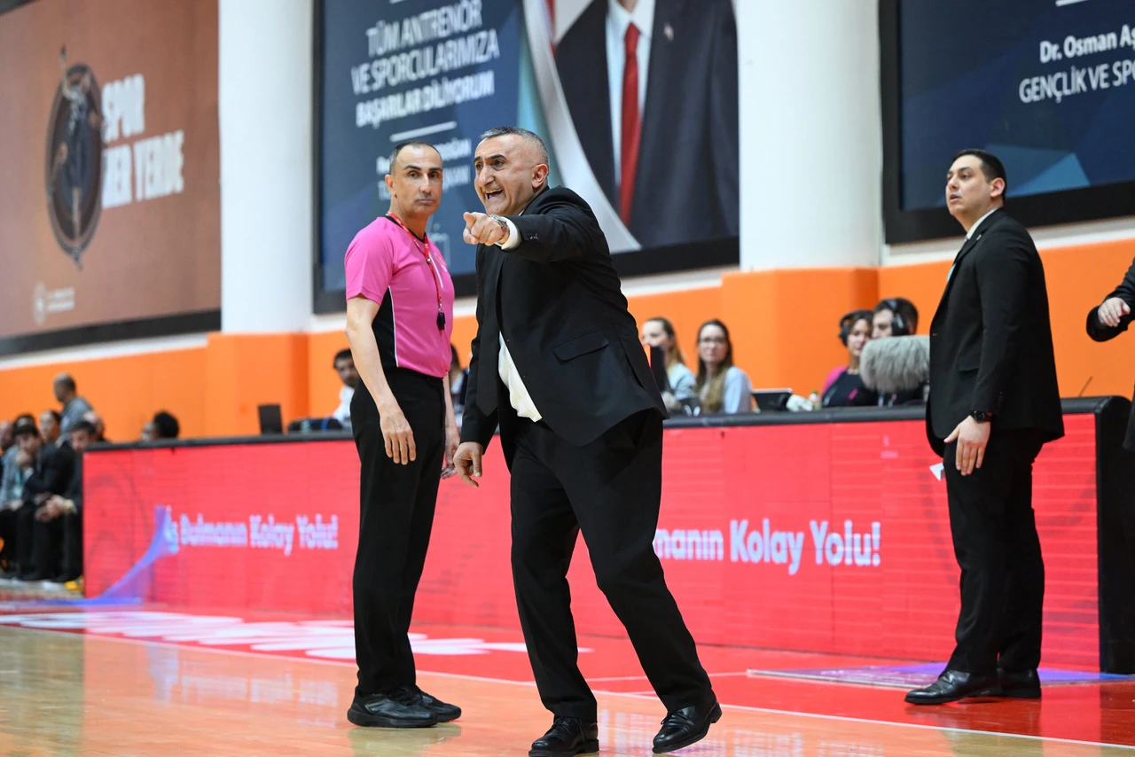 Besiktas BOA coaching staff protests to referees.