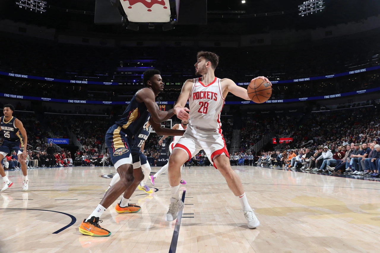 Rockets snap road losing streak as Alperen Sengun shines in win over Pelicans 2 Alperen Sengun #28 of the Houston Rockets