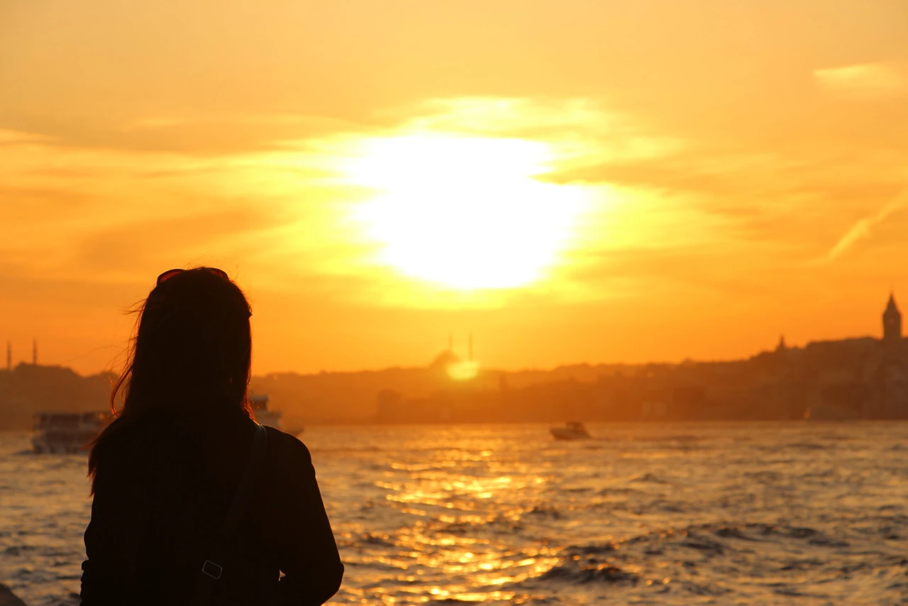 Silhouette of a Turkish woman looking to the Istanbul at sunset. (Adobe Stock Photo)